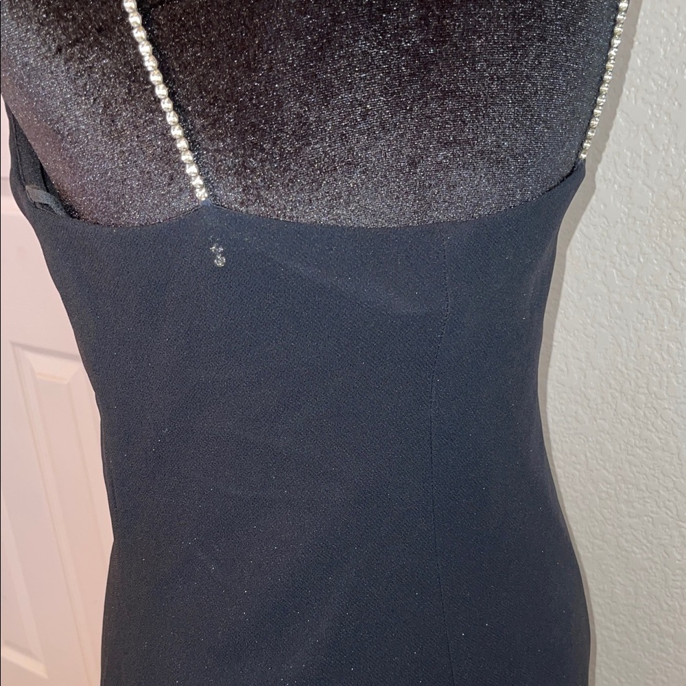 Elegant Black Sleeveless Dress - Picture 7 of 12